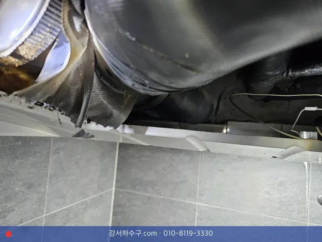 천장 속 보온재로 감싼 배관 근접