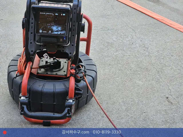 포장도로 위에 세운 내시경 릴 장비와 모니터
