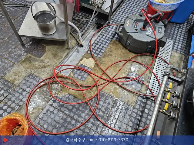 단체 급식 주방 바닥, 배수로를 따라 깔린 스프링 케이블